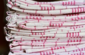 Izbjelite kuhinjske krpe bez otkuhavanja i veš mašine: Trik naših baka uz koji će zablistati kao da su nove