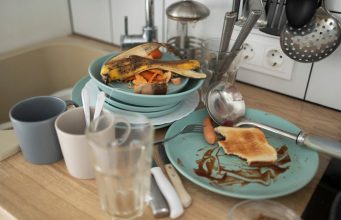 8 skrivenih psiholoških problema koje otkriva nered u kući: Evo na što ukazuje prljava kuhinja, pretrpan stol ili prašina