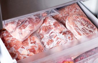 Opasna pogreška: Odmrzavate li i vi meso na način koji vam ugrožava zdravlje?