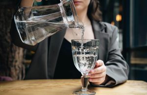 Koliko je zapravo štetno piti vodu koja je stajala tokom noći?