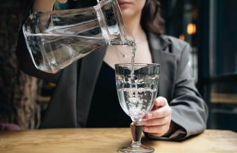 Koliko je zapravo štetno piti vodu koja je stajala tokom noći?