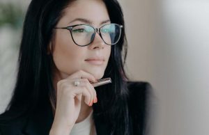 Ne komplikuju život već uživaju u njemu: Mlađim muškarcima su zrele žene neodoljive iz 7 razloga