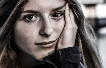 Podigni glavu, ne duguješ nikom ništa, jedino si dužna sebi da budeš srećna!