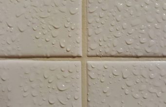 Najbolji trik za čišćenje fuga u kupatilu: Sva buđ nestaje odmah, i to bez imalo ribanja