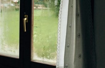 Stavila je šolju soli na prozorsku dasku: Preko noći se riješila problema koji je prisutan u mnogim kućama