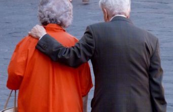 Zašto žene žive duže od muškaraca? Nekoliko je razloga…