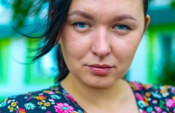 MISLE DA SU NEVIĐENE RIBE, ALI DRUGI IH VIDE KAO OČAJNICE: 13 stvari govore da je žena NESIGURNA