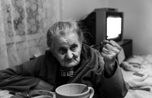 STARA SAM, NE MOGU VIŠE SAMA, PITALA SAM DJECU DA SE DOSELIM KOD NJIH, ODBILI SU ME: Zašto psiholozi u njoj vide problem?