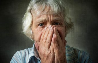 „Ma šta ti znaš…“, “Da nije bilo tebe, ja bih…”, “Ti si kriv za to i to…” – Psiholog upozorava na 10 fraza koje ne smijete govoriti starijim roditeljima