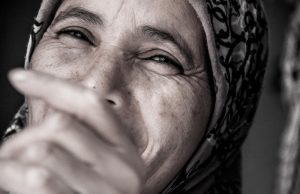 Svaka žena bi trebala znati da je najbolja šminka ona koja ostaje trajno: opća kultura, vokabular, vaspitanje i dobri maniri – Savjeti bake za svaku ženu