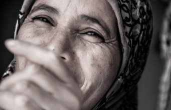 Svaka žena bi trebala znati da je najbolja šminka ona koja ostaje trajno: opća kultura, vokabular, vaspitanje i dobri maniri – Savjeti bake za svaku ženu