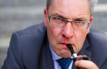 Psiholog upozorava: “Ljubomoran prijatelj gori je od 1000 neprijatelja. Zato što ga zovemo prijatelj.”