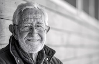 Ne boj se onog koji te mrzi, nego se čuvaj onih koji se pretvaraju da te vole. – Mudrost koju treba zapamtiti