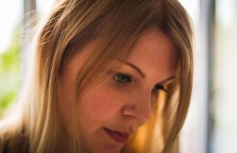 Vrijeme ne liječi ništa. Samo te dovoljno smiri da prihvatiš ono što moraš.