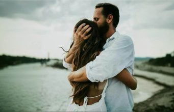 Ponekad, sve što nam treba je zagrljaj – bez riječi, bez savjeta, samo topli zagrljaj