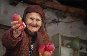 Bolje je biti voljen u kolibi, nego sam u palači ili što bi narod rekao: nije sreća, para puna vreća