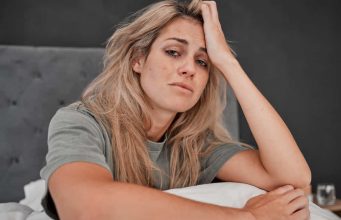 Znakovi koji otkrivaju nesretno udanu ženu, iako se trudi da to sakrije