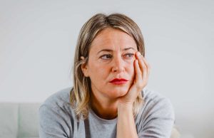 Nije nesretna žena ona koja je sama, već ona koja je nečija, a usamljena. – 7 znakova koji govore da je žena jako nesretna