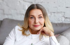 Neke žene izgledaju sjajno poslije 60-te, druge se pretvaraju u stare bake – 5 razloga zašto