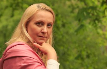 Šta pametna žena ima, a glupa ne? Samo jedan faktor je presudan!