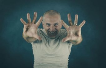 Otvaranje duše pred narcisom je kao da krvarite pred ajkulom – evo šta nikako ne smijete raditi