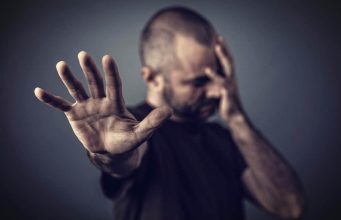 Najveća noćna mora narcisa? Evo kako da ga porazite bez da trepnete