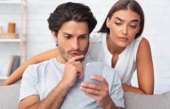 SKRIVA PORUKE I DRŽI TELEFON DALEKO OD VAS? Ovo nije samo znak tajnosti već i moguće afere