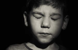 Osobe koje u djetinjstvu nisu dobile dovoljno ljubavi razviju ovih 6 osobina – roditelji ne igrajte se