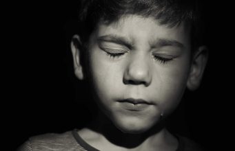 Osobe koje u djetinjstvu nisu dobile dovoljno ljubavi razviju ovih 6 osobina – roditelji ne igrajte se