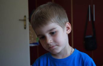 Kako roditelji stvaraju traume djeci do kraja života: Oni koji se nisu osjećali voljenima kao djeca često kao odrasli pokažu ove osobine