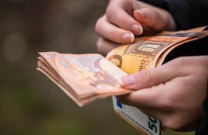 6 navika koje vas drže u krugu siromaštva – da li kupujete za sebe ili za tuđe mišljenje?