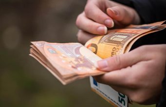 6 navika koje vas drže u krugu siromaštva – da li kupujete za sebe ili za tuđe mišljenje?