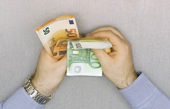 Pet loših navika koje od vas prave sirotinju – ne trošite novac na ove gluposti
