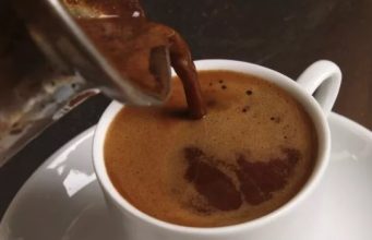 Prestanite piti kafu ako imate ova tri simptoma