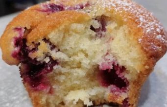 RECEPT ZA 5 MINUTA: Mafini sa višnjama bez miksera, mjera na šolje!