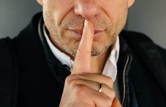 Ovo su najveće greške koje ljudi prave kada previše pričaju – 4 stvari ne otkrivajte ni za „živu glavu“