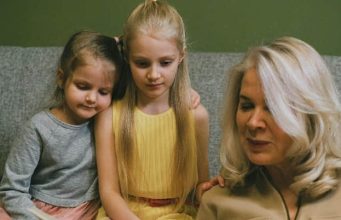 Mama osmislila savršen odgovor bakama koje misle da znaju sve o odgoju
