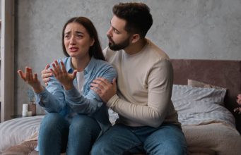 11 rečenica koje muškarac koristi kada kontrolira svoju ženu