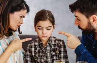 Zbog ovih rečenica koje roditelji često izgovaraju djeca im odrastaju u depresivne i nesigurne osobe – nemojte to raditi