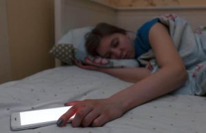 Je li spavanje s mobitelom pored kreveta štetno za zdravlje? Evo šta kažu stručnjaci