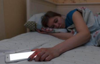 Je li spavanje s mobitelom pored kreveta štetno za zdravlje? Evo šta kažu stručnjaci