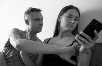 Nije mi palo na pamet da me vara dok nisam vidjela kako se ponaša s telefonom – Top 5 znakova koji upućuju na prevaru