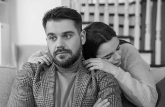 Širom otvorite oči: 6 znakova da se pretvara da vas voli
