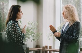 Mogu da „čitaju“ ljude: Ove 3 stvari inteligentni ljudi rade tokom razgovora