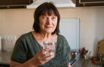 Čim se ujutro probudite, popijte vodu: 5 zdravstvenih tegoba koje sprječava 1 čaša vode