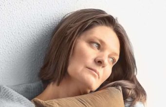 8 navika ljudi koji imaju PRIKRIVENU depresiju