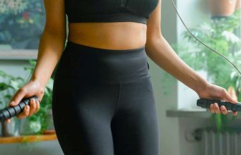 Želite smanjiti salo na trbuhu? Počnite raditi ovih 9 vježbi kod kuće