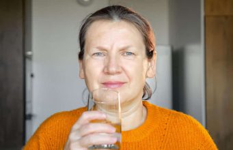 Pila je toplu vodu s limunom i medom godinu dana – evo kakvo je imala iskustvo