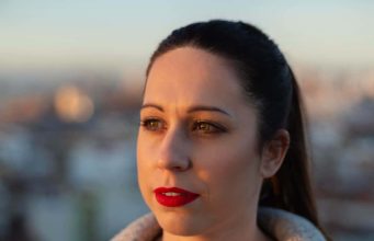 Ako žena pokazuje ovih 6 znakova, znači da ju je neko jako ranio – ali nije slomio