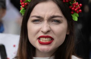 Samo slabe i zavidne žene podmeću nogu i imaju ovih 9 ružnih osobina (br. 6 je najgora od svih)